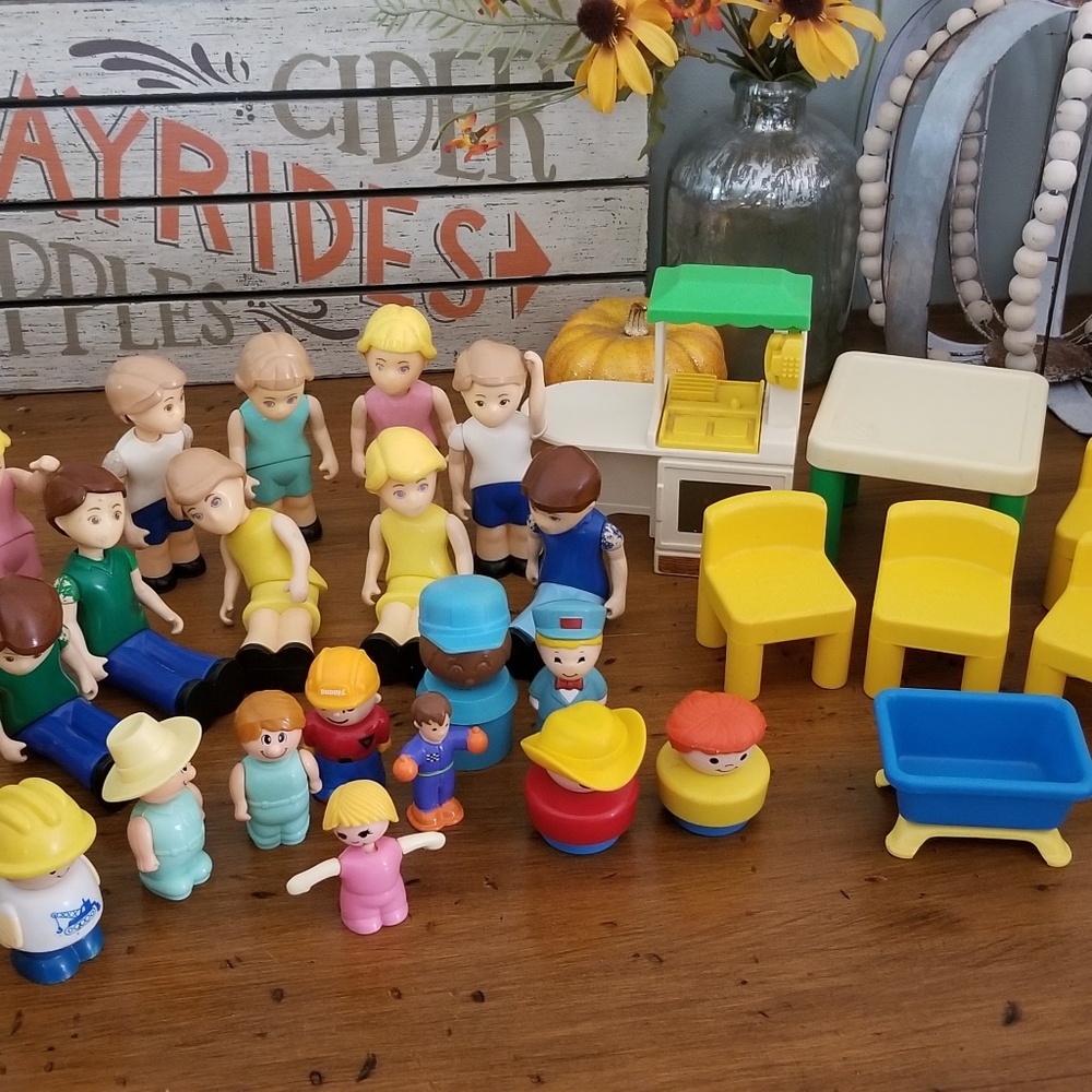 Lot of retro little people and extras.
